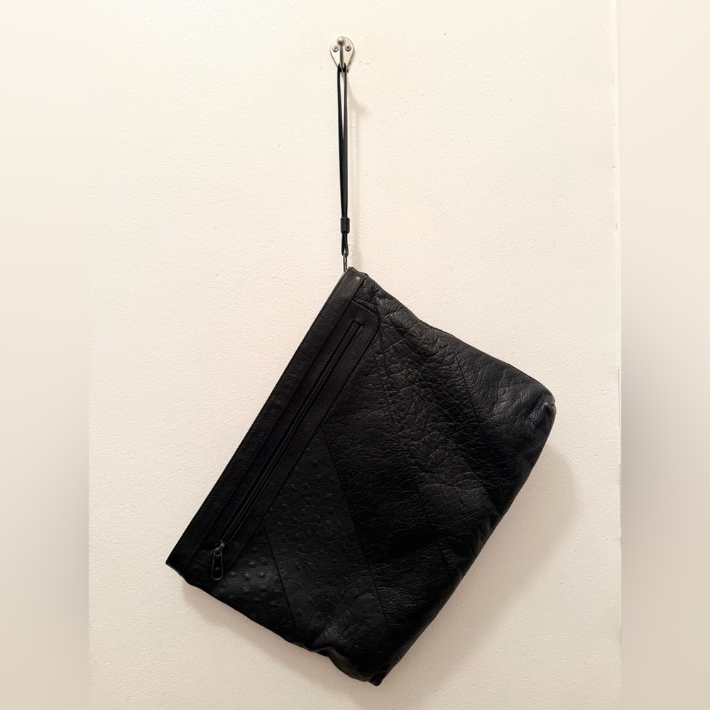 VINTAGE Black Leather “Alligator” Clutch 🐊with strap // Large